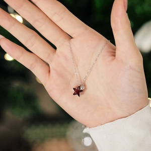 S925 Silberkette mit rotem Stern-Zirkonia-Anhänger in festlicher Weihnachtsatmosphäre