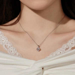 Detail van de S925 zilveren hartketting met zirkoonsteen op de hals van het model