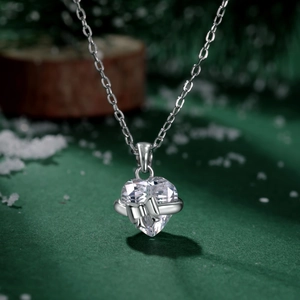 Macro-opname van S925 zilveren hartketting met zirkoon en strik op een feestelijke basis