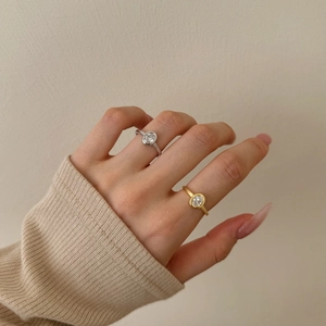 Minimalist S925 sterling silver ring with oval bezel-set zircon in gold and silver finish
