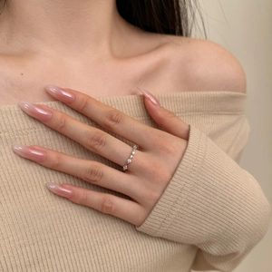 Close-up of S925 sterling silver ring featuring zircon hearts on a model's finger