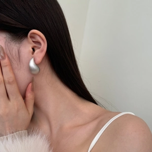 Boucles d'oreilles minimalistes en argent s925 en forme de haricot avec fini mat brossé