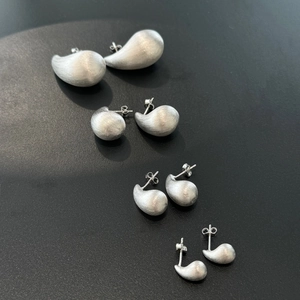 Lot de quatre paires de boucles d'oreilles haricot en argent S925 brossé de tailles variées