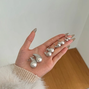 Quatre paires de boucles d'oreilles goutte en argent brossé de tailles variées