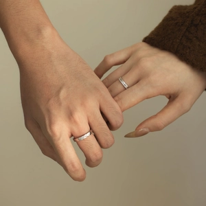 Bagues de couple minimalistes en argent S925 avec zircons et anneaux à texture brossée