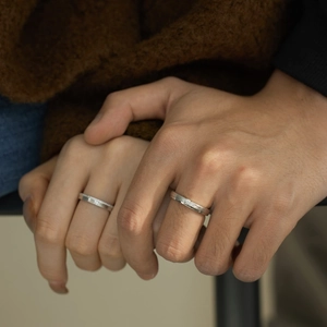 Bagues de couple en argent sterling S925 avec zircons sertis et finition brossée