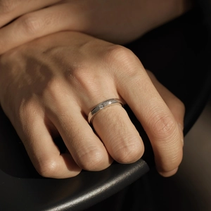 Gros plan sur bague en argent S925 avec finition brossée mate et pierre de zircon unique
