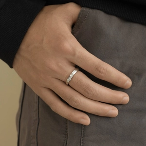 Vue détaillée d'une bague en métal brossé argenté pour homme avec petit zircon serti