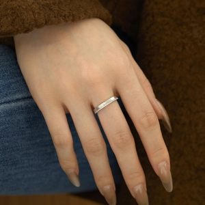 Détail d'une bague en argent S925 avec zircons micro-pave et texture métallique brossée