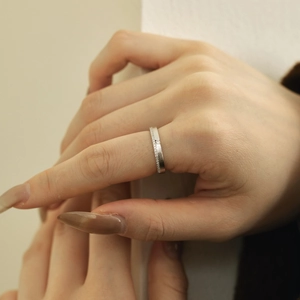 Gros plan sur bague en argent S925 avec zircons sertis et finition en métal brossé
