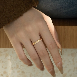 Détail d'une bague en argent S925 plaqué or avec zircons micro-pavés portée par un mannequin