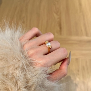 Elegant S925 silver ring with 8mm pearl and red gemstones on a gold plated band