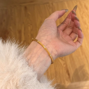 Detail von S925 Sterling Silber Armreif mit Sternenschliff Mattierung und kleinen Diamanten