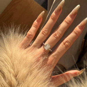 Dettaglio dell'anello in argento S925 con pietra taglio cuscino e raffinato contorno halo