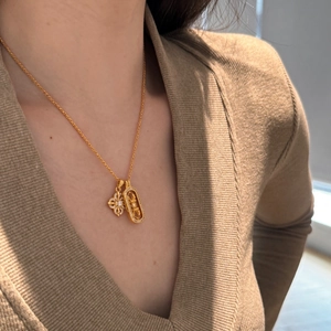 Élégant collier en argent S925 plaqué or 22K avec trèfle scintillant et pendentif ovale