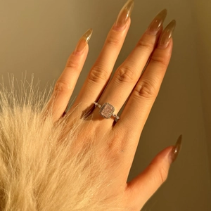 Dettaglio di un anello in argento S925 con pietra rosa rettangolare e design halo
