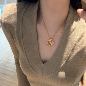 Collier élégant en argent S925 or 22K avec pendentif vajra et fleur porté par mannequin