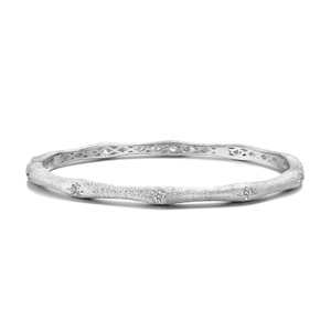 Minimalistischer S925 Sterlingsilber Armreif mit gebürsteter Textur und Zirkonia