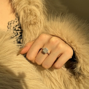 Dettaglio di un anello in argento S925 con grande pietra rettangolare e incastonatura halo