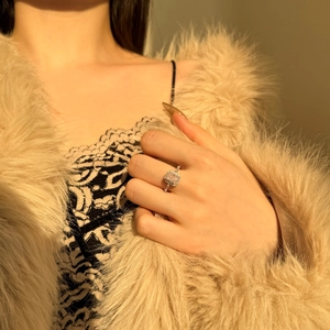 Dettaglio anello in argento con grande gemma rosa quadrata e incastonatura halo al dito