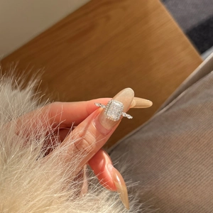 Primo piano di un anello in argento S925 con gemma taglio radiant indossato al dito