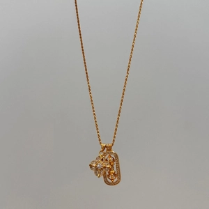 Détail macro du collier en argent S925 plaqué or 22K avec trèfle et pendentif vajra