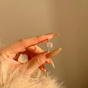 Dettaglio anello in argento S925 con gemma rosa rettangolare e alone di diamanti
