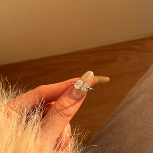 Close-up of S925 silver Toi et Moi ring featuring twisted band and dual zircon stones