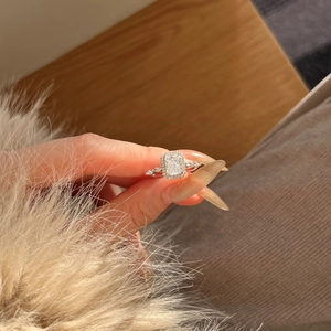 Squisito anello in argento S925 con zircone taglio radiante a fiori di ghiaccio e halo