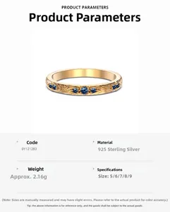 Dettaglio macro dell'anello in argento S925 placcato oro con zirconi blu e trama a vite