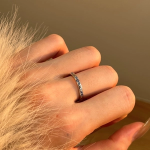 Dettaglio dell'anello in argento S925 con zirconi blu e texture vintage incise