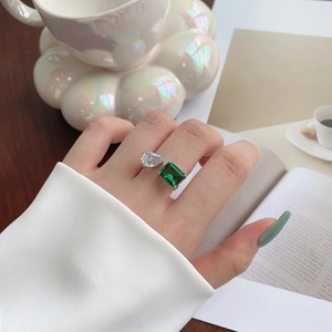 Bague en argent S925 avec pierre émeraude et forme poire sur main de femme