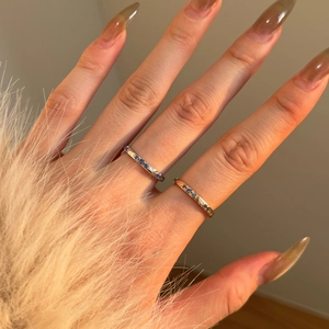 Anelli in argento S925 dorati e argentati con zircone blu e trama vintage inciso