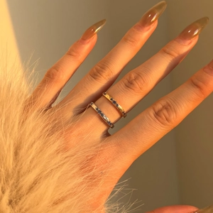 Anello classico in argento S925 con zircone blu e fascia testurizzata sulla mano della modella