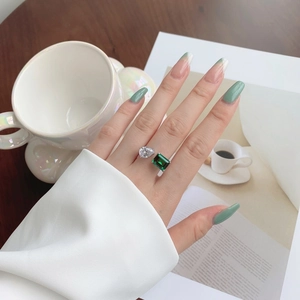 Détail d'une bague en argent S925 avec zircon en poire et pierre verte taille émeraude