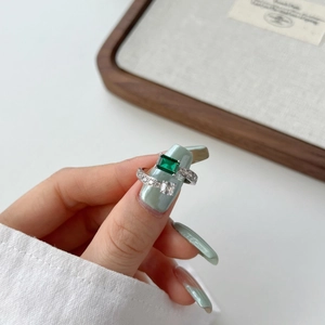 Luxurious S925 silver ring with emerald-cut green gemstone on a model's hand