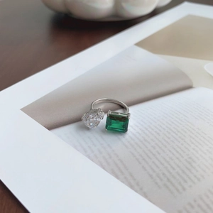 Détail de bague en argent S925 avec pierre verte taille émeraude et zircon poire