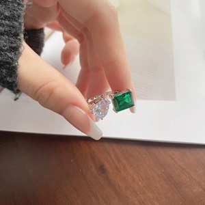 Gros plan d'une bague en argent S925 avec zircon poire et pierre verte à coupe émeraude