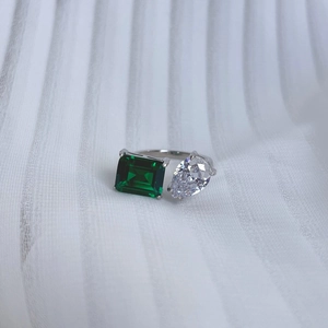Détail d'une bague en argent S925 avec pierre verte émeraude et zircon en forme de poire