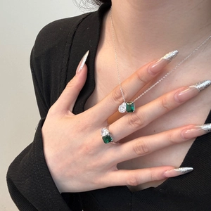 Détail d'ensemble collier et bague en argent S925 avec pierres émeraude et goutte d'eau