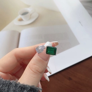 Bague en argent S925 avec pierre verte coupe émeraude et gemme blanche en forme de poire