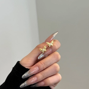 Detail van S925 sterling zilveren vlinder oorbellen met gouden afwerking en kristallen