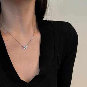 Detailopname van S925 sterling zilveren vlinderketting met asymmetrische ketting op model