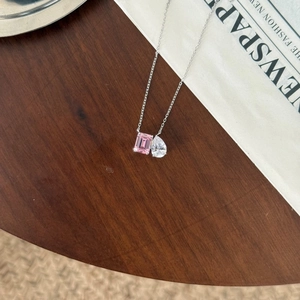 Détail du collier en argent avec pierres rose émeraude et gouttes d'eau blanches