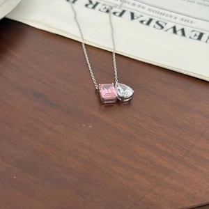 Détail du collier en argent S925 avec pierres rose émeraude et gouttes blanches