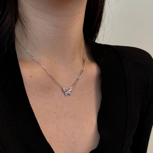 Detailweergave van de S925 zilveren vlinder hanger met zirkoon en asymmetrische ketting