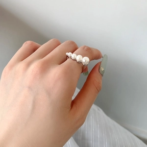 Elegant S925 sterling silver ring with four gradient pearls on a female finger