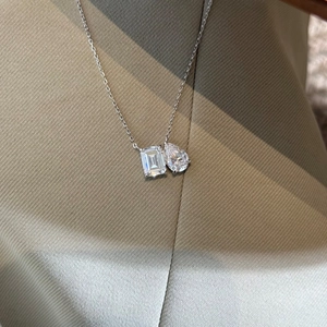 Macro de collier en argent avec cristaux de zircone tailles émeraude et poire