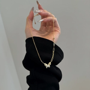 Luxe gouden vlinder ketting met zirkoonstenen en een asymmetrisch kettingontwerp