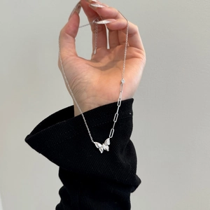 Detail van S925 zilveren vlinderketting met asymmetrische ketting en zirkonia inleg